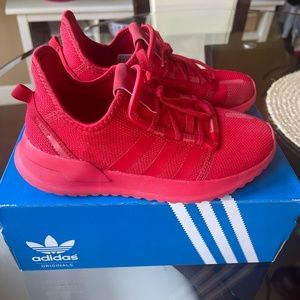 Adidas sneakers size 2Y.